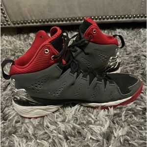 JORDAN MELO M1O ANTHRACITE/GYM RED-BLACK-WHITE BLANTR/RGEFCE-NOIR-BLANG